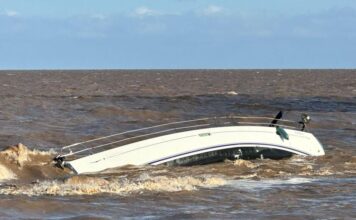VIDEO – VELERO CHOCÓ CON LA ESCOLLERA DEL PUERTO DEL BUCEO EN MONTEVIDEO