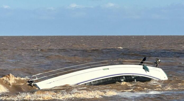 VIDEO – VELERO CHOCÓ CON LA ESCOLLERA DEL PUERTO DEL BUCEO EN MONTEVIDEO