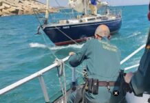 LA GUARDIA CIVIL SALVA A UN VELERO A LA DERIVA FRENTE AL PUERTO DE VALENCIA EN ESPAÑA