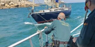 LA GUARDIA CIVIL SALVA A UN VELERO A LA DERIVA FRENTE AL PUERTO DE VALENCIA EN ESPAÑA
