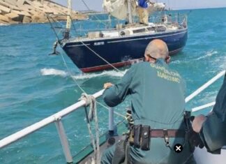 LA GUARDIA CIVIL SALVA A UN VELERO A LA DERIVA FRENTE AL PUERTO DE VALENCIA EN ESPAÑA