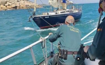 LA GUARDIA CIVIL SALVA A UN VELERO A LA DERIVA FRENTE AL PUERTO DE VALENCIA EN ESPAÑA