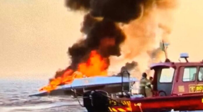 IMPACTANTE VIDEO: UNA LANCHA SE PRENDIÓ FUEGO Y LOS OCUPANTES SE TIRARON AL MAR PARA SALVARSE EN BRASIL