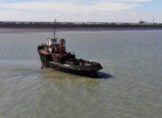 EL BARCO VARADO EN BAHÍA BLANCA QUE DEJARÁ DE SER REFERENCIA NÁUTICA