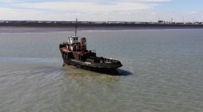 EL BARCO VARADO EN BAHÍA BLANCA QUE DEJARÁ DE SER REFERENCIA NÁUTICA