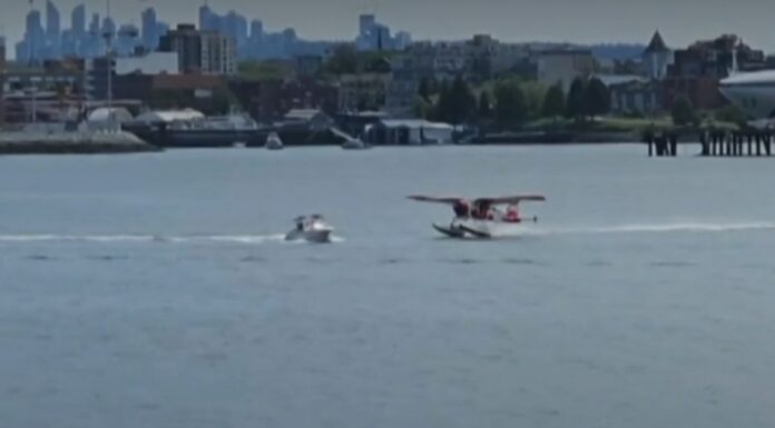 VIDEO – UN AVIÓN ANFIVIO COLISIONA EN CANADÁ CON UNA LANCHA CUANDO DESPEGABA