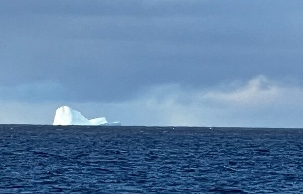 PELIGRO EN EL MAR: APARECIÓ UN ICEBERG CERCA DE LA COSTA EN TIERRA DEL FUEGO Y PUSIERON A LOS BARCOS EN ALERTA