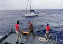 A LA DERIVA – CUATRO NAVEGANTES SON RESCATADOS EN ALTA MAR A BORDO DE UN VELERO