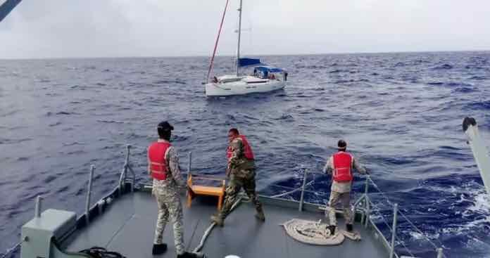 A LA DERIVA – CUATRO NAVEGANTES SON RESCATADOS EN ALTA MAR A BORDO DE UN VELERO
