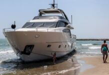 UN SANLORENZO DE 25 METROS QUEDA VARADO EN UNA PLAYA DE VALENCIA