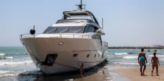 UN SANLORENZO DE 25 METROS QUEDA VARADO EN UNA PLAYA DE VALENCIA