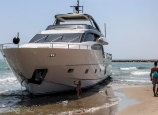 UN SANLORENZO DE 25 METROS QUEDA VARADO EN UNA PLAYA DE VALENCIA