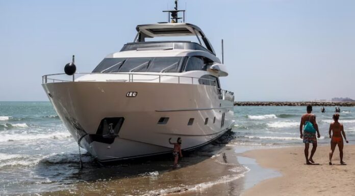 UN SANLORENZO DE 25 METROS QUEDA VARADO EN UNA PLAYA DE VALENCIA