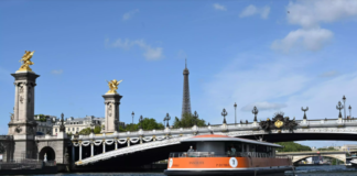 BARCOS NAVEGAN POR EL SENA COMO ENSAYO PARA LA CEREMONIA DE APERTURA DE PARÍS 2024