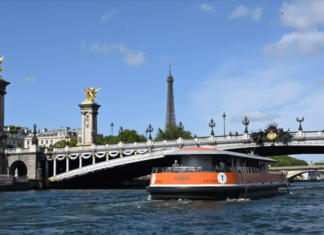 BARCOS NAVEGAN POR EL SENA COMO ENSAYO PARA LA CEREMONIA DE APERTURA DE PARÍS 2024