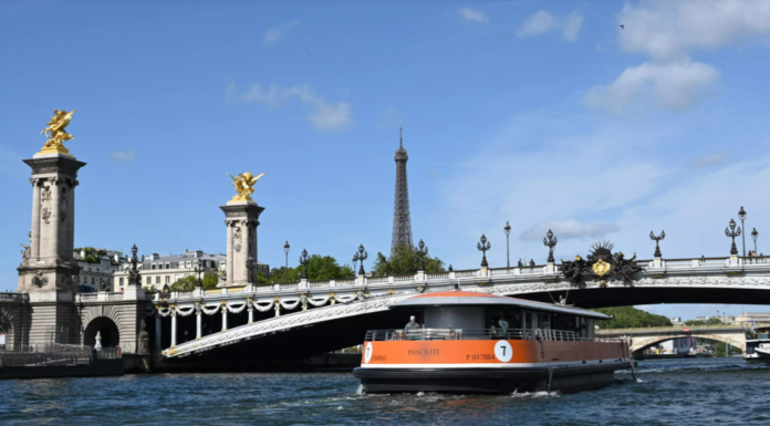 BARCOS NAVEGAN POR EL SENA COMO ENSAYO PARA LA CEREMONIA DE APERTURA DE PARÍS 2024