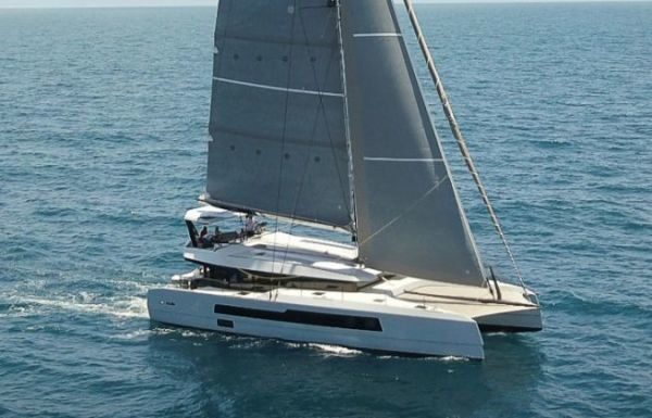MCCONAGHY MC60, UN CATAMARÁN DE CRUCERO RÁPIDO QUE ADOPTA SU DIFERENCIA