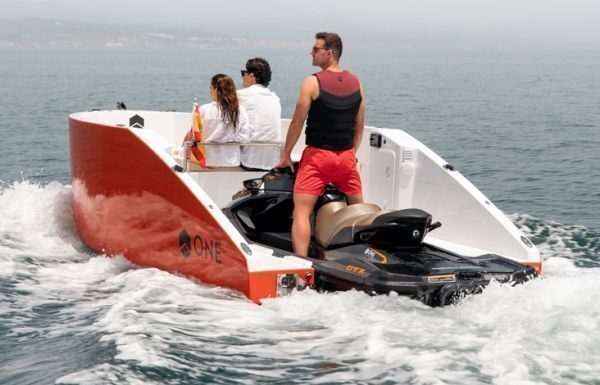 ONE WATER TOYS LANZA EL ONE 16: UN CASCO RÍGIDO PARA TRANSFORMAR UNA MOTO DE AGUA EN UNA LANCHA