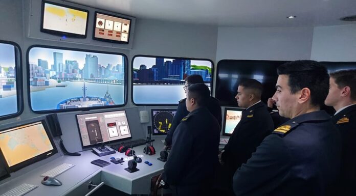 INTEGRANTES DE LA FRAGATA ARA “LIBERTAD” SE ADIESTRARON EN EL SIMULADOR DE NAVEGACIÓN Y MANIOBRA DEL CENTRO DE NAVEGACIÓN Y ENTRENAMIENTO MARÍTIMO Y FLUVIAL