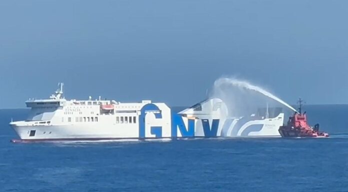 UN INCENDIO EN LA SALA DE MÁQUINAS DEJA A LA DERIVA UN BUQUE CON 411 PERSONAS A BORDO