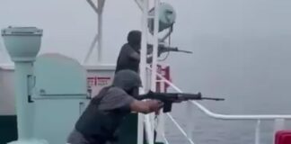 INCREÍBLE VIDEO: LANCHA PIRATA QUISO ABORDAR UN BARCO EN ALTAMAR Y LA HICIERON EXPLOTAR A TIROS