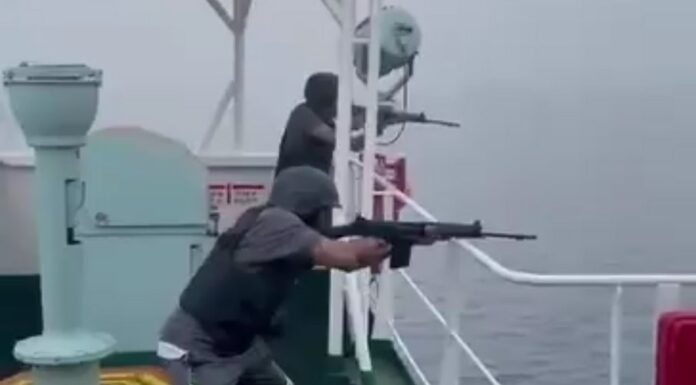 INCREÍBLE VIDEO: LANCHA PIRATA QUISO ABORDAR UN BARCO EN ALTAMAR Y LA HICIERON EXPLOTAR A TIROS