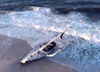 “BARCO FANTASMA” QUE APARECIÓ EN LA PLAYA DE FLORIDA PERTENECE A TEXANO RECIÉN RESCATADO DEL MAR