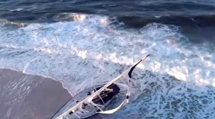 “BARCO FANTASMA” QUE APARECIÓ EN LA PLAYA DE FLORIDA PERTENECE A TEXANO RECIÉN RESCATADO DEL MAR