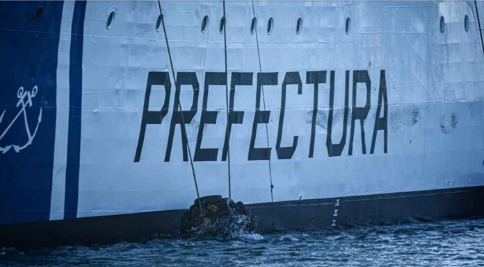 SE HUNDIÓ UNA LANCHA DE PESCA DEPORTIVA EN MAR DEL PLATA Y BUSCAN A DOS TRIPULANTES