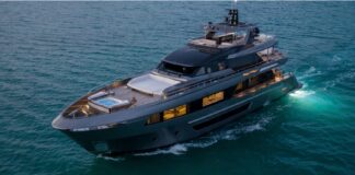 OCEAN ALEXANDER 35 PURO: EL CASCO NÚMERO 1 VENDIDO EN FLORIDA