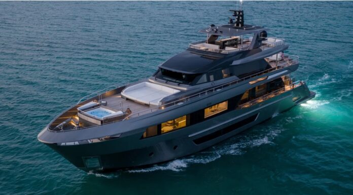 OCEAN ALEXANDER 35 PURO: EL CASCO NÚMERO 1 VENDIDO EN FLORIDA