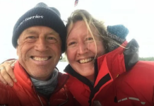 UNA PAREJA BRITÁNICA DE ECOAVENTURA QUE INTENTABA NAVEGAR 2.005 MILLAS DESDE NUEVA ESCOCIA HASTA LAS AZORES EN UN YATE IMPULSADO POR ENERGÍA SOLAR Y EÓLICA FUE ENCONTRADA MUERTA EN UN BOTE SALVAVIDAS A LA DERIVA UN MES DESPÚES DE SU DESAPARICIÓN