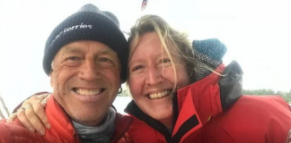 UNA PAREJA BRITÁNICA DE ECOAVENTURA QUE INTENTABA NAVEGAR 2.005 MILLAS DESDE NUEVA ESCOCIA HASTA LAS AZORES EN UN YATE IMPULSADO POR ENERGÍA SOLAR Y EÓLICA FUE ENCONTRADA MUERTA EN UN BOTE SALVAVIDAS A LA DERIVA UN MES DESPÚES DE SU DESAPARICIÓN