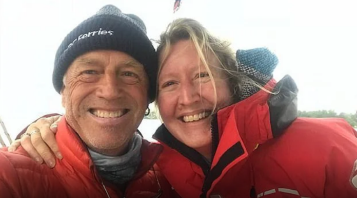 UNA PAREJA BRITÁNICA DE ECOAVENTURA QUE INTENTABA NAVEGAR 2.005 MILLAS DESDE NUEVA ESCOCIA HASTA LAS AZORES EN UN YATE IMPULSADO POR ENERGÍA SOLAR Y EÓLICA FUE ENCONTRADA MUERTA EN UN BOTE SALVAVIDAS A LA DERIVA UN MES DESPÚES DE SU DESAPARICIÓN