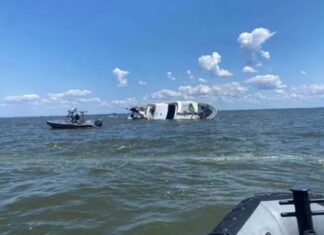 EEUU – RESCATAN A CINCO PERSONAS DE UN YATE HUNDIDO EN EL CONDADO DE ANNE ARUNDEL