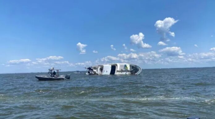 EEUU – RESCATAN A CINCO PERSONAS DE UN YATE HUNDIDO EN EL CONDADO DE ANNE ARUNDEL