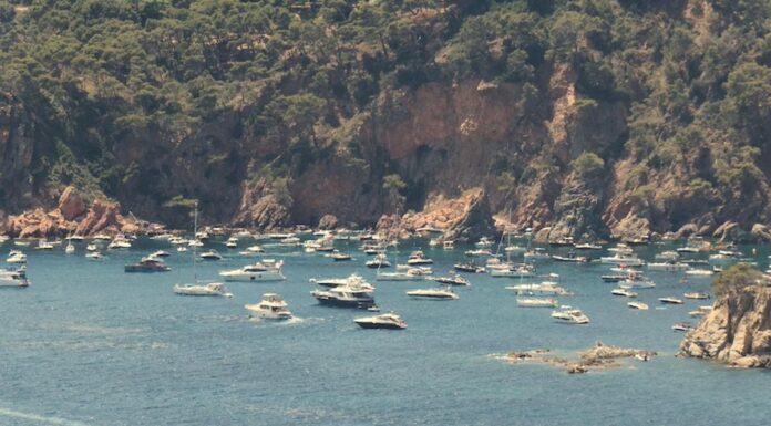 EL EXCESO DE BARCOS EN LAS CALAS DE LA COSTA BRAVA AL LÍMITE