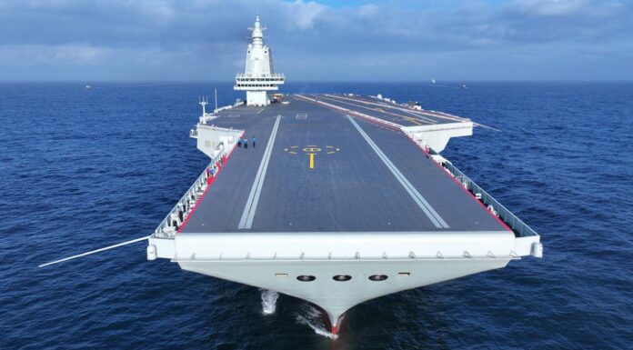 EL NUEVO PORTAAVIONES FUJIAN DE LA ARMADA DE CHINA COMENZÓ UNA NUEVA PRUEBA DE NAVEGACIÓN