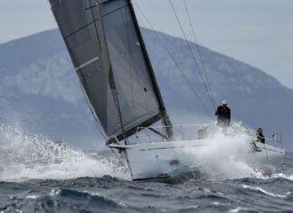 MUERE UNA REGATISTA AL CAER AL MAR DESDE UN VELERO
