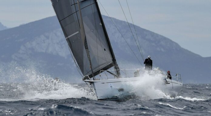 MUERE UNA REGATISTA AL CAER AL MAR DESDE UN VELERO