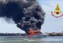 UN INCENDIO DESTRUYE Y HUNDE UN YATE EN COMACCHIO