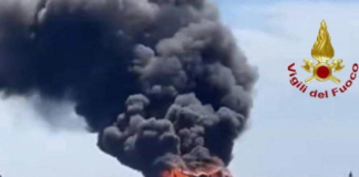 UN INCENDIO DESTRUYE Y HUNDE UN YATE EN COMACCHIO