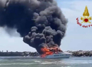 UN INCENDIO DESTRUYE Y HUNDE UN YATE EN COMACCHIO