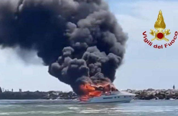 UN INCENDIO DESTRUYE Y HUNDE UN YATE EN COMACCHIO