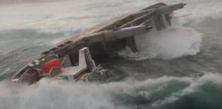 ULTRA GALAXY: UN CARGUERO ENCALLADO SE DESINTEGRA EN SUDÁFRICA