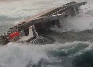 ULTRA GALAXY: UN CARGUERO ENCALLADO SE DESINTEGRA EN SUDÁFRICA