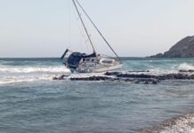 UN VELERO FRANCÉS CON DOS OCUPANTES NAUFRAGA FRENTE A LA PLAYA DE LA VALL EN MENORCA