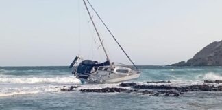 UN VELERO FRANCÉS CON DOS OCUPANTES NAUFRAGA FRENTE A LA PLAYA DE LA VALL EN MENORCA