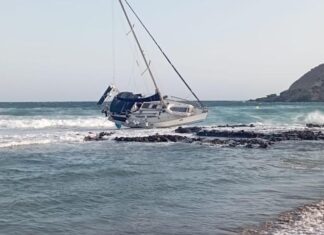 UN VELERO FRANCÉS CON DOS OCUPANTES NAUFRAGA FRENTE A LA PLAYA DE LA VALL EN MENORCA