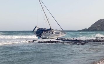 UN VELERO FRANCÉS CON DOS OCUPANTES NAUFRAGA FRENTE A LA PLAYA DE LA VALL EN MENORCA